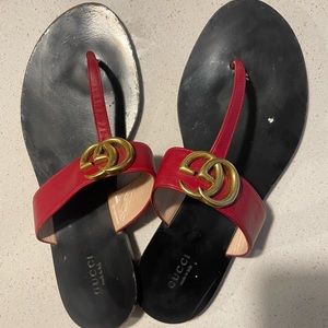 Gucci leather thong sandals red
